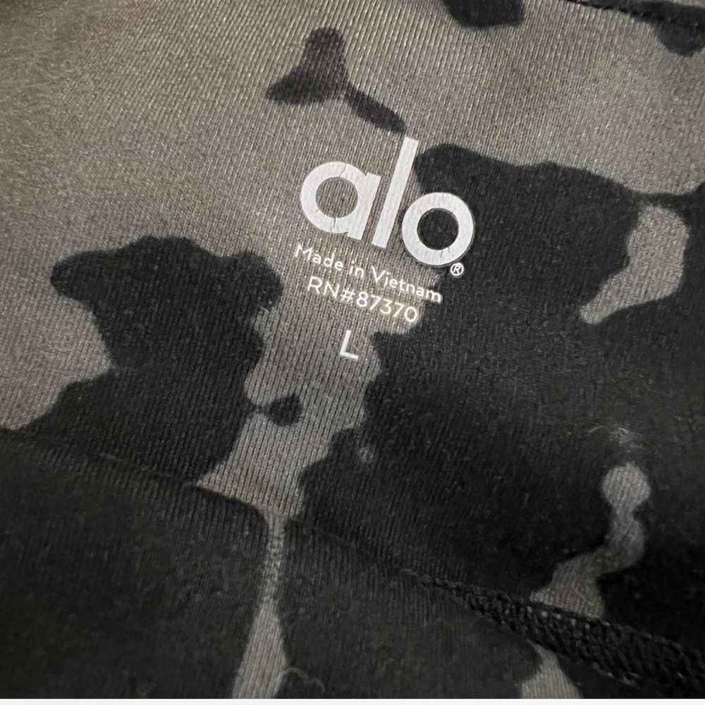 Alo Yoga airbrush leggings in tie dye capri size Large - Picture 2 of 4
